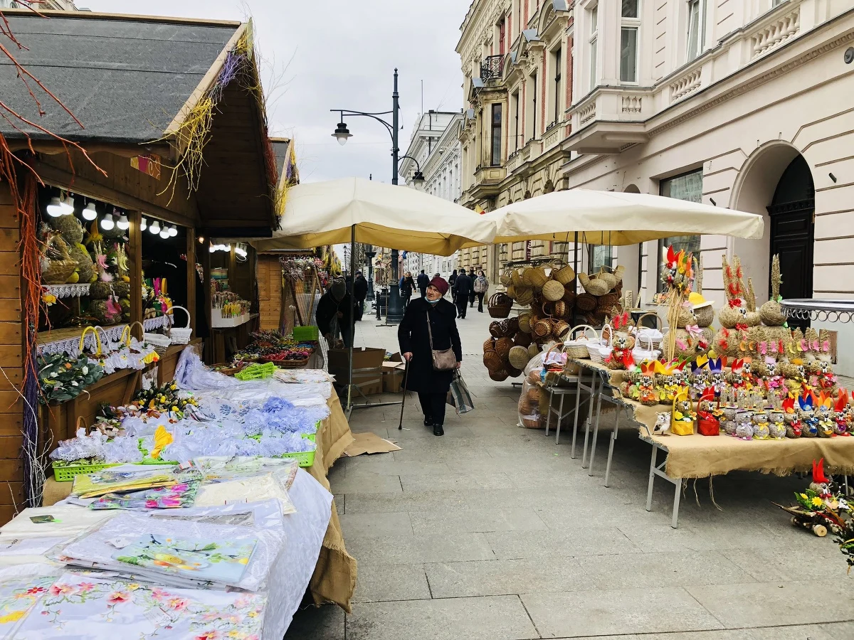 Palmy, zajączki z trawy, wiklinowe koszyki, ręcznie wyszywane serwety czy woskowe świece w kształcie pisanek – to wszystko można znaleźć w blisko 40 domkach handlowych. Od czwartku (31 marca) działa Łódzki Jarmark Wielkanocny na ulicy Piotrkowskiej.