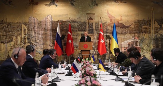 Naszym celem jest doprowadzenie do jak najszybszych rozmów przywódców Ukrainy i Rosji. Zgłaszamy gotowość, by zorganizować takie spotkanie, o czym poinformuję Wołodymyra Zełenskiego i Władimira Putina - zadeklarował w czwartek prezydent Turcji Recep Tayyip Erdogan, cytowany przez turecką agencję Anatolia.