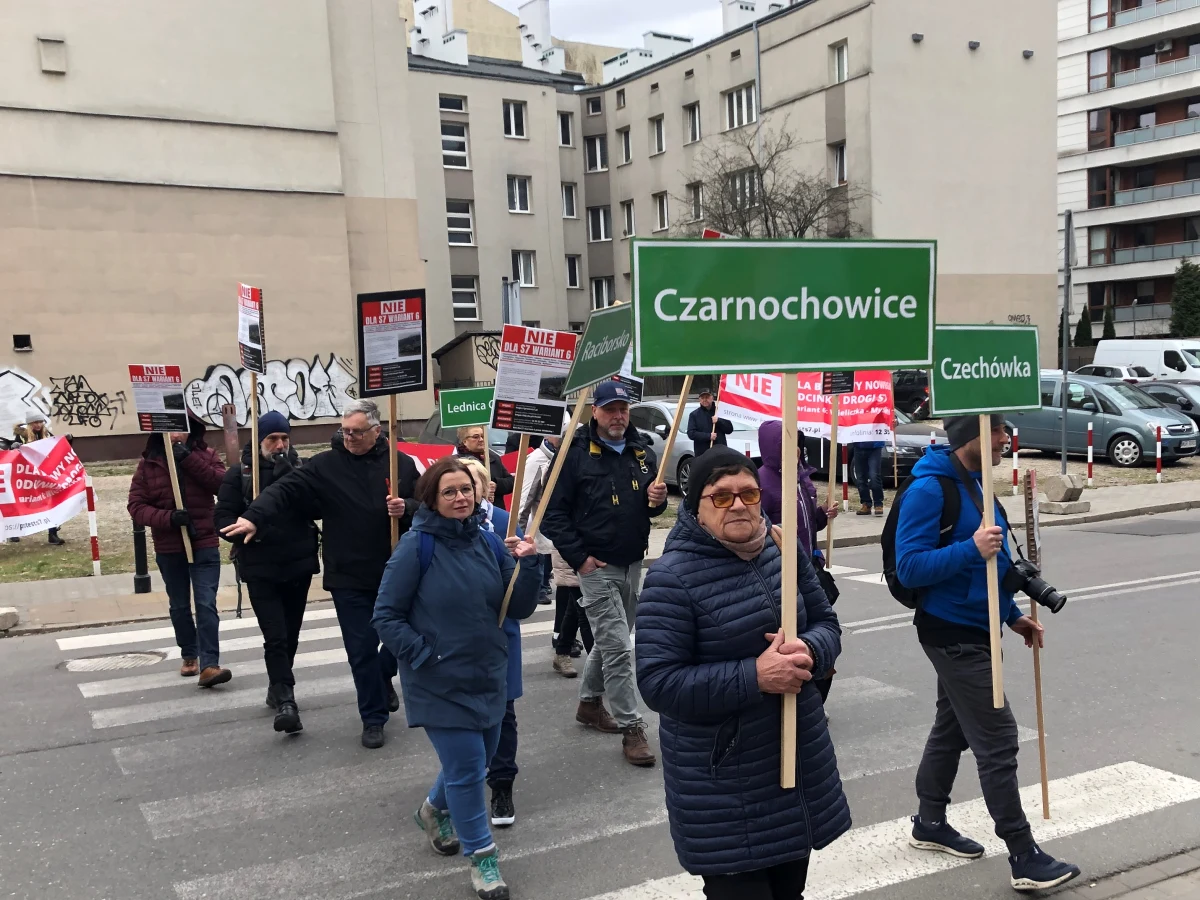 Naruszenie strefy ochronnej wokół ujęcia wody pitnej i zagrożenie dla kopalni soli w Wieliczce - to niektóre z argumentów przywoływanych przez uczestników protestu przeciw budowie nowego odcinka trasy S7. Protest odbył się w czwartek w Warszawie i Krakowie.