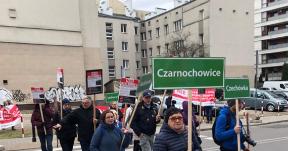 Naruszenie strefy ochronnej wokół ujęcia wody pitnej i zagrożenie dla kopalni soli w Wieliczce - to niektóre z argumentów przywoływanych przez uczestników protestu przeciw budowie nowego odcinka trasy S7. Protest odbył się w czwartek w Warszawie i Krakowie.