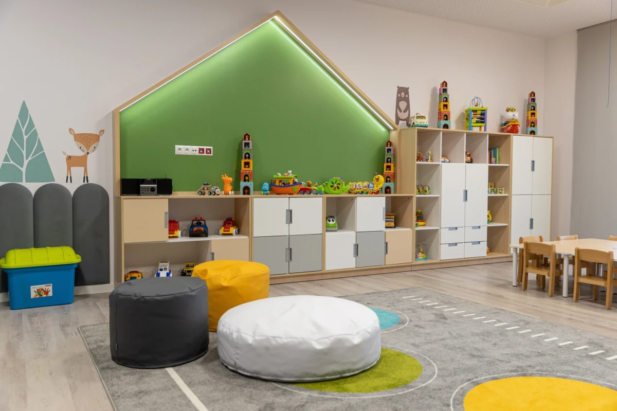 Od 1 kwietnia będzie można złożyć do ZUS elektroniczny wniosek o dofinansowanie opłaty za pobyt dziecka w żłobku, klubie dziecięcym lub u dziennego opiekuna. Pieniądze dostaną tylko ci rodzice, którym ZUS nie przyznał rodzinnego kapitału opiekuńczego.