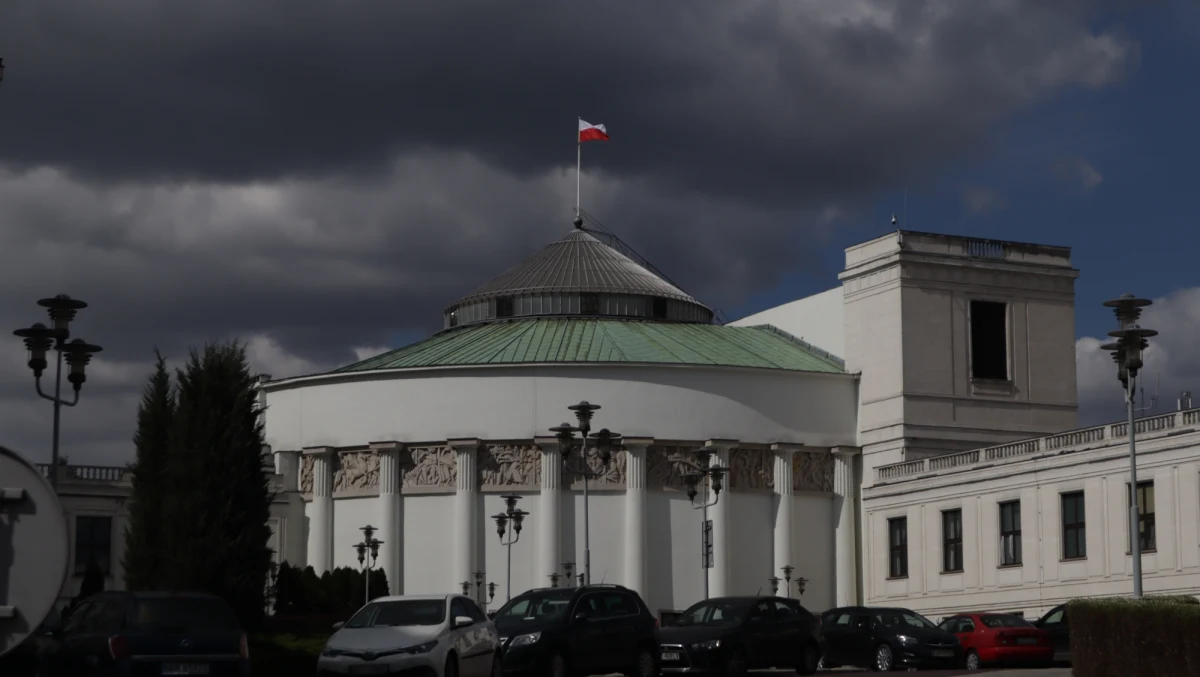 Komitet Legalna Aborcja Bez Kompromisów złożył dziś w Sejmie ponad 200 tysięcy podpisów pod obywatelskim projektem ustawy liberalizującym prawo dotyczące przerywanie ciąży. Komitet chce, aby aborcja była legalna do 12. tygodnia ciąży.