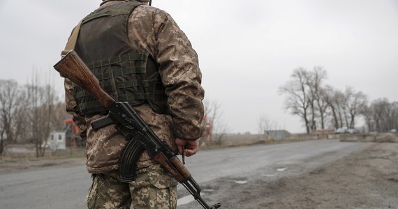 Widzimy częściowe wycofywanie się rosyjskich taktycznych grup batalionowych z obwodu kijowskiego, ostatniej nocy prawie 700 sztuk rosyjskiego sprzętu wojskowego przemieściło się w stronę granicy z Białorusią - przekazał w czwartek zastępca szefa sztabu Wojsk Lądowych Ukrainy generał Ołeksandr Hruzewycz.