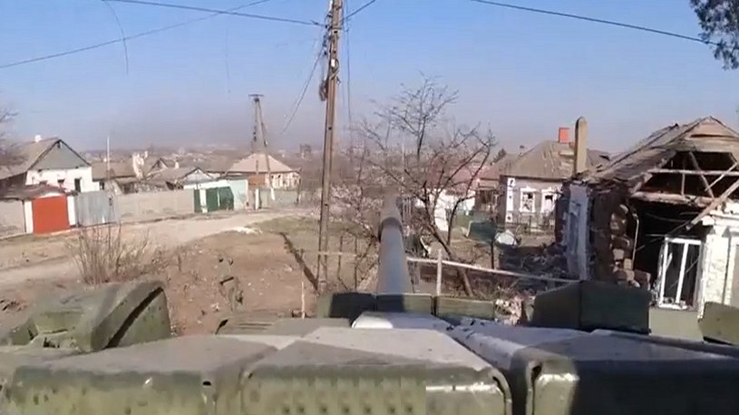 W serwisach społecznościowych pojawiły się materiały filmowe, na których ukazano z perspektywy pierwszej osoby atak rosyjskich czołgów na budynki mieszkalne w Mariupolu.