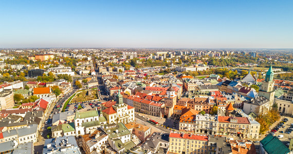 ​O kolejny miesiąc - do końca kwietnia - uchodźcy z Ukrainy będą zwolnieni z opłat za komunikację miejską i parkowanie w płatnej strefie. Taką decyzję podjęli miejscy radni. Otrzymali też nową ulgę. Będą zwolnieni z opłat w miejskich przedszkolach.