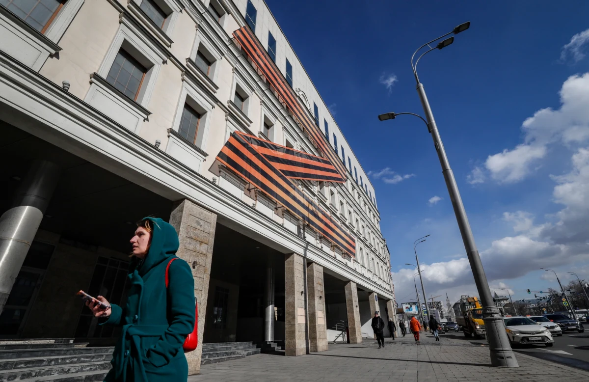 Dziewiątego maja Rosja świętować będzie dzień zwycięstwa. Plan był oczywisty – zrobimy dwie imprezy w jednej, wyjdzie taniej – triumf nad faszystowskimi Niemcami i nazistowską Ukrainą. Ustawi się na Placu Czerwonym dzieci. Przejadą ciężarówki z rakietami na plecach, przemaszerują żołnierze wzdłuż mauzoleum Lenienia. Defiladę powita komitet centralny, z pierwszym sekretarzem Władimirem Putinem na czele. Rozbłysną na niebie fajerwerki. Mam jednak dla was złą wiadomość, reżyserzy historii. Wasi bohaterowie przewracają się w grobach. Dziewiąty maja przyjdzie - kalendarza nie da się oszukać. Ale żadnego zwycięstwa nie będziecie świętować, na pewno nie nad Ukrainą. 