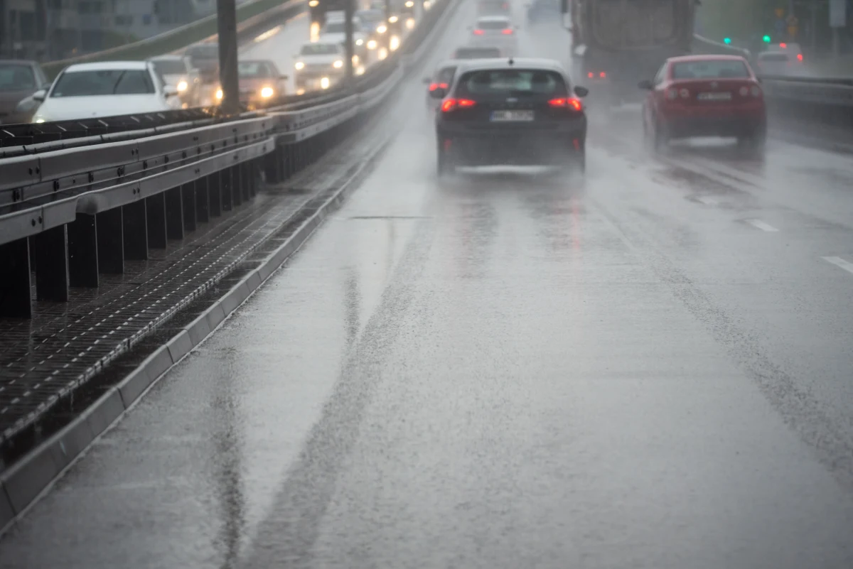 W weekend na ogół będzie pochmurno z opadami deszczu, deszczu ze śniegiem i śniegu - prognozuje Instytut Meteorologii i Gospodarki Wodnej. Cieplej zacznie się robić od wtorku.