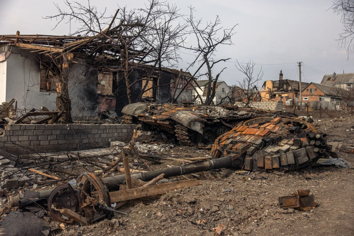 Jens Stoltenberg poinformował, że według danych wywiadu NATO Rosjanie nie wycofują się z Ukrainy, lecz przegrupowują i należy się spodziewać kolejnych ofensywnych działań rosyjskiej armii. Dziś doradca prezydenta Zełenskiego przekazał, że Rosjanie zniszczyli większość przemysłu zbrojeniowego Ukrainy. Kijów ma jednak otrzymać większe wsparcie, by bronić swojego terytorium. Jest zgoda ok. 30 państw na kolejne dostawy broni. Rozwiązania dyplomatycznego szuka Turcja – prezydent tego kraju poinformował, że Ankara stara się o jak najszybsze zorganizowanie spotkania Putin – Zełenski. Oto najważniejsze wydarzenia z 36. dnia rosyjskiej inwazji na Ukrainę (31.03.2022 r.).