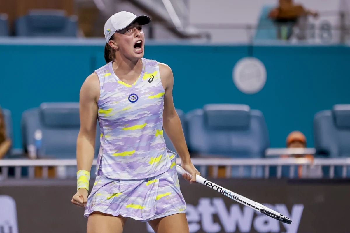 Iga Świątek awansowała do finału turnieju WTA rangi 1000 w Miami. Rozstawiona z numerem drugim polska tenisistka, która wkrótce zostanie liderką światowego rankingu, w półfinale pokonała Amerykankę Jessicę Pegulę 6:2, 7:5. O tytuł zagra z Japonką Naomi Osaką.
