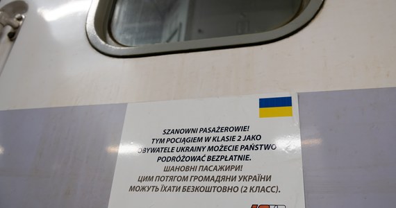 PKP Intercity od piątku 1 kwietnia wprowadziły nowe zasady wydawania bezpłatnych biletów dla uchodźców z Ukrainy. Z bezpłatnych przejazdów mogą korzystać kobiety, dzieci do 18. roku życia, mężczyźni powyżej 60. roku życia i mężczyźni w wieku 18-60 lat z niepełnosprawnością.