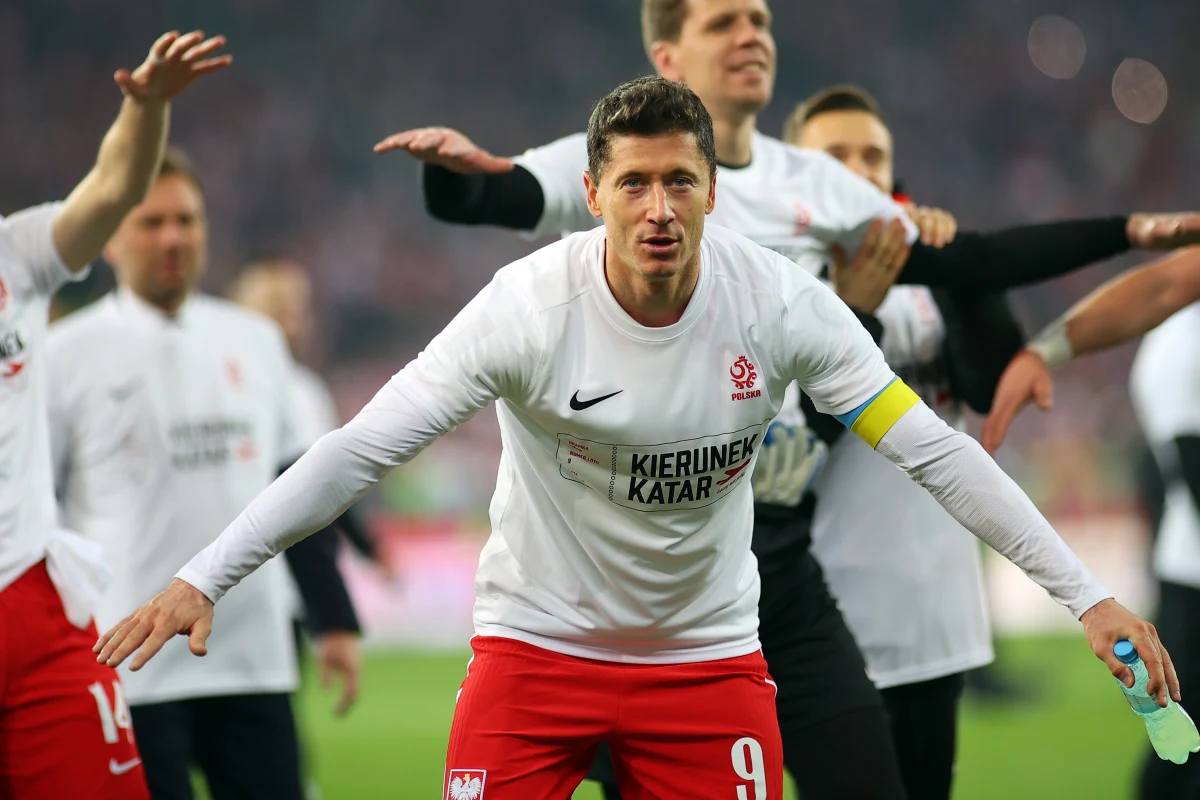 O godz. 18:00 w Dausze rozpocznie się ceremonia losowania grup mistrzostw świata w Katarze. Biało-czerwoni, którzy we wtorek wywalczyli awans, pokonując w barażu Szwedów 2:0, znaleźli się w trzecim koszyku i mogą trafić na dwóch renomowanych rywali.