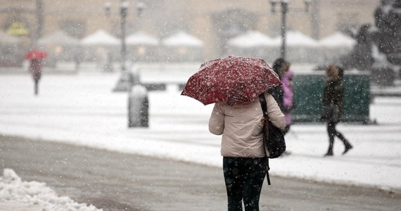 Miejscami intensywny deszcz, do tego śnieg i porywisty wiatr - tak w wielu regionach Polski zapowiada się piątek. Powiew zimy wiosną odczujemy też w sobotę oraz niedzielę. 