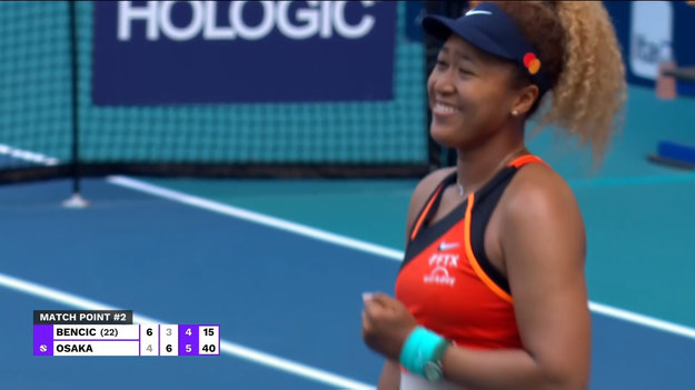  Naomi Osaka z łzami szczęścia w oczach schodziła w czwartek z kortu po tym, po pokonaniu Belindy Bencic 4-6, 6-3, 6-4 i awansie do finału turnieju w Miami.

Nierozstawiona Osaka dzięki zwycięstwu w półfinale Bencic, zagra swój pierwszy finał od czasu Australian Open 2021. W sobotę zmierzy się z Igą Świątek.

Czterokrotna mistrzyni Wielkiego Szlema awansowała do finału, startując w turnieju z  77 miejsca w rankingu WTA, notując na ten moment awans o 41 pozycji. 