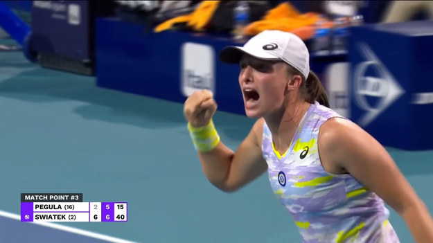 Po trwającym godzinę 50 minut półfinale w Miami Open Iga Świątek pokonała Amerykankę Jessicę Pegulę 6:2, 7:5 i awansowała do finału,  turnieju WTA w Miami, gdzie już czeka na nią jej przyjaciółka Naomi Osaka.

- W drugim secie Jessica ewidentnie dała z siebie wszystko, trudno było wykończyć akcje. Grałam bardzo szybkie piłki, goniłam ją z rogu do rogu i wciąż ta piłka wracała, więc to było bardzo wymagające. Cieszę się, że w końcu się udało i serwisem w ostatnim gemie mogłam wypracować dużą przewagę — mówiła tuż po meczu Iga Świątek w rozmowie z Canal+ Sport.

