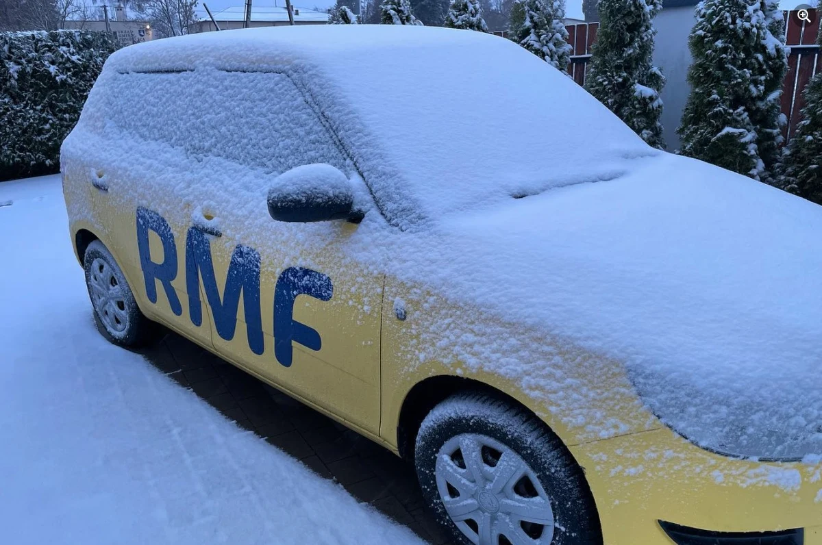 To nie primaaprilisowy żart: Śnieg spadł dziś w wielu regionach kraju. Zima wróciła m.in. na Lubelszczyznę. Kierowcy powinni tam uważać: na drogach jest ślisko.