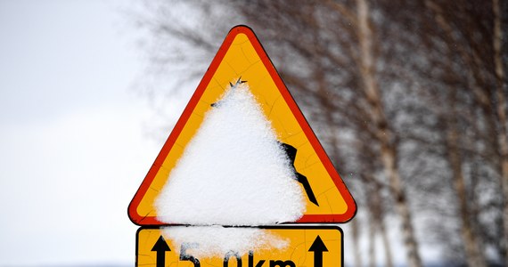 Trudne warunki panują na drogach w Śląskiem. Po opadach śniegu policjanci dostają kolejne zgłoszenia o kolizjach.