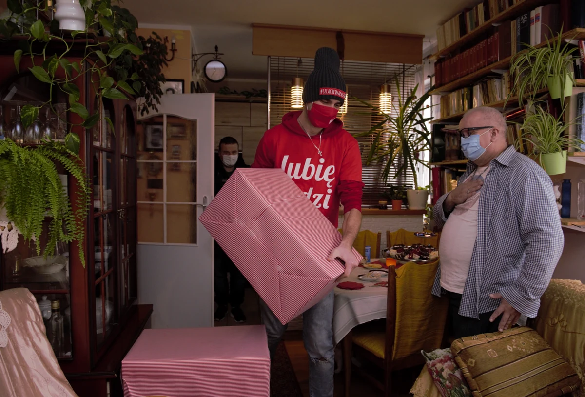 Szedł ulicą, jak w każdy inny dzień. Podbiegli, trzymali coś w ręce. Tyle zdążył pewnie zauważyć, by chwilę potem rozpocząć wieloletnią walkę o odzyskanie wzroku. Pan Wojciech został oblany kwasem solnym – na ulicy, znienacka, przez nieznajomych bandytów, którzy wzięli go za policjanta. Od tego czasu jego życiu towarzyszy ból – nie tylko ten związany z operacjami, ale też licznymi obelgami na temat wyglądu jego twarzy. 