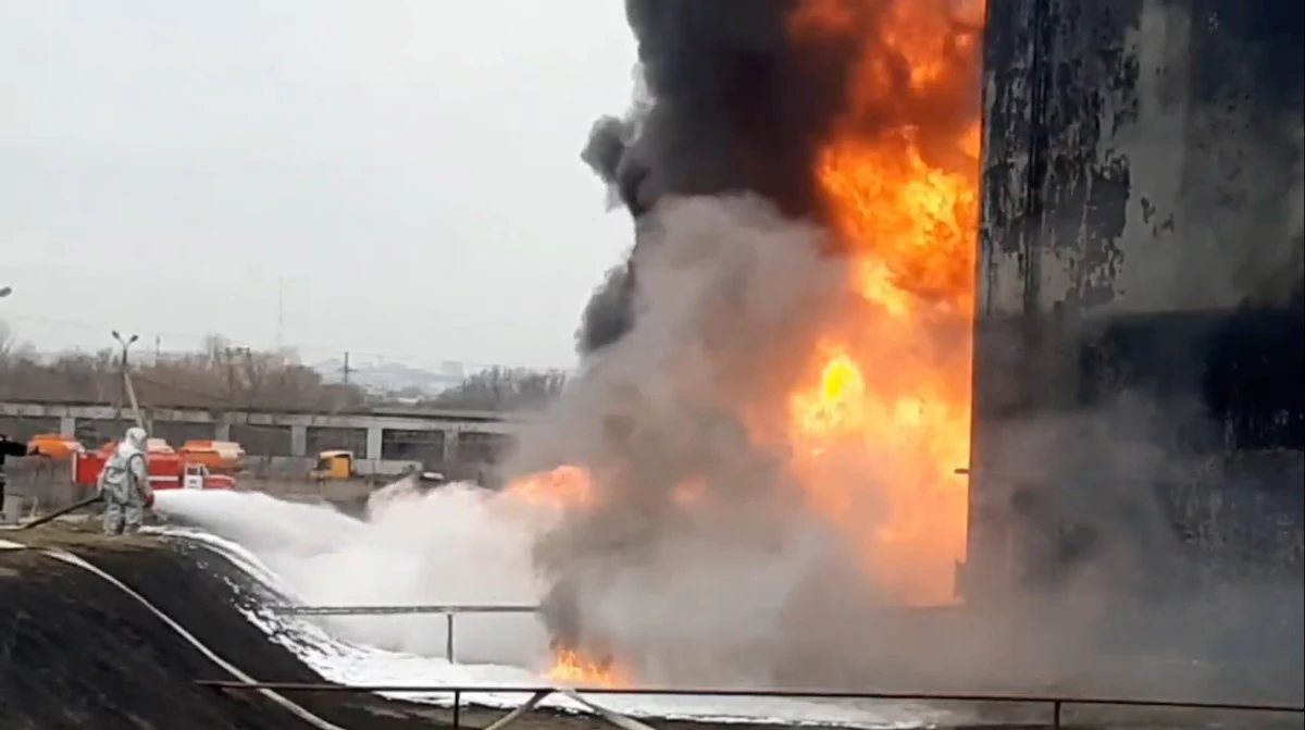 Rano w rosyjskim Biełgorodzie, mieście położonym 40 km od granicy z Ukrainą wybuchł pożar w magazyn ropy naftowej. Rosjanie twierdzą, że pożar był spowodowany atakiem rakietowym dwóch ukraińskich śmigłowców. „Rajd na położone kilkadziesiąt kilometrów od granicy magazyny paliw mógł być dla ukraińskich pilotów misją samobójczą” – mówi w rozmowie z RMF FM gen. Jarosław Stróżyk.