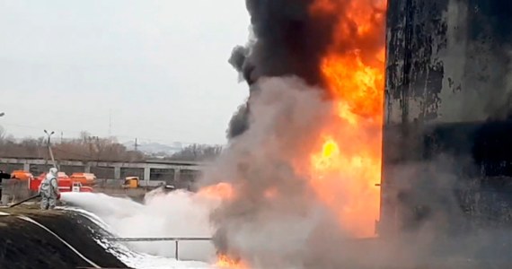 Rano w rosyjskim Biełgorodzie, mieście położonym 40 km od granicy z Ukrainą wybuchł pożar w magazyn ropy naftowej. Rosjanie twierdzą, że pożar był spowodowany atakiem rakietowym dwóch ukraińskich śmigłowców. „Rajd na położone kilkadziesiąt kilometrów od granicy magazyny paliw mógł być dla ukraińskich pilotów misją samobójczą” – mówi w rozmowie z RMF FM gen. Jarosław Stróżyk.