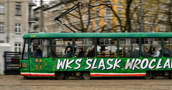 Kibice Śląska Wrocław pomalowali jeden z miejskich tramwajów. To w ramach współpracy fanów WKS-u, MPK oraz klubu. "Gramy w jednej drużynie" - mówi prezes Miejskiego Przedsiębiorstwa Komunikacyjnego we Wrocławiu Krzysztof Balawejder. Tramwaj po raz pierwszy wyjechał dziś na ulicę.