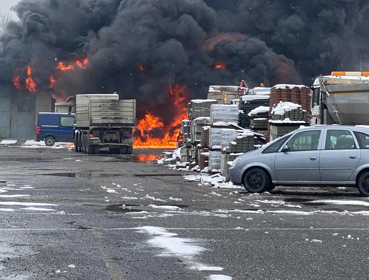 Do pożaru bazy samochodowej doszło w Świętochłowicach (woj. śląskie) przy ul. Emanuela Imieli, w dzielnicy Lipiny. Pożar został ugaszony w godzinach wieczornych.