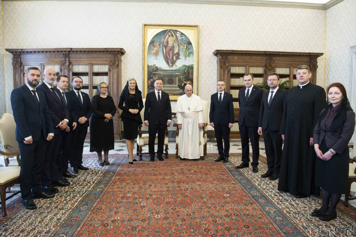 „Ojciec święty być może nie został właściwie zrozumiany, jestem przekonany, że nie ma nic przeciwko rozsądnej polityce krajów, które chcą żyć w pokoju i chcą się zabezpieczyć” - mówił prezydent Andrzej Duda pytany o słowa papieża Franciszka, który podniesienie do 2 proc. PKB wydatków na obronność określił jako "szaleństwo". Duda, który dziś spotkał się z głową Kościoła rzymskokatolickiego, przekazał, że wyjaśnił Franciszkowi, jaka jest różnica między uchodźcami z Ukrainy a migrantami przyjeżdżającymi na granicę polsko-białoruską. Prezydent poinformował też, że zaprosił papieża do Polski. 