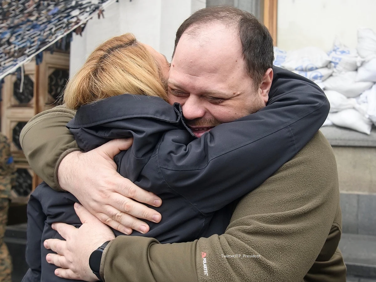 Szefowa Parlamentu Europejskiego Roberta Metsola jest w Kijowie. Podczas spotkania z przewodniczącym Rady Najwyższej Ukrainy zapewniła: „Pomożemy odbudować wasze miasta i miasteczka, gdy ta nielegalna, niesprowokowana i niepotrzebna wojna się skończy”.