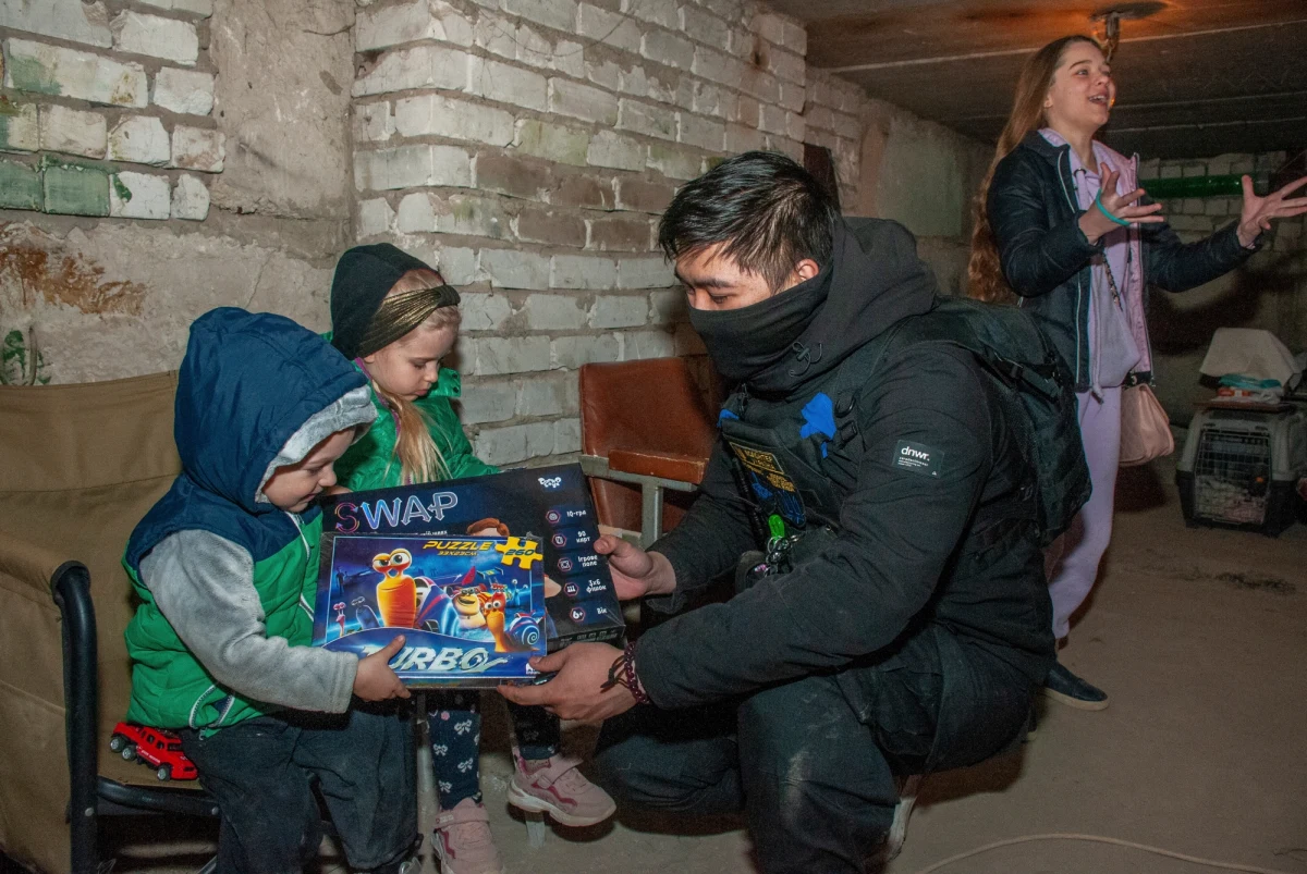 Zdaniem resortu obrony Ukrainy Rosjanie wykorzystują dzieci jako żywe tarcze. Rzecznik praw obywatelskich Ukrainy Ludmiła Denisowa ostrzega, że to zbrodnia wojenna i łamanie konwencji Organizacji Narodów Zjednoczonych.