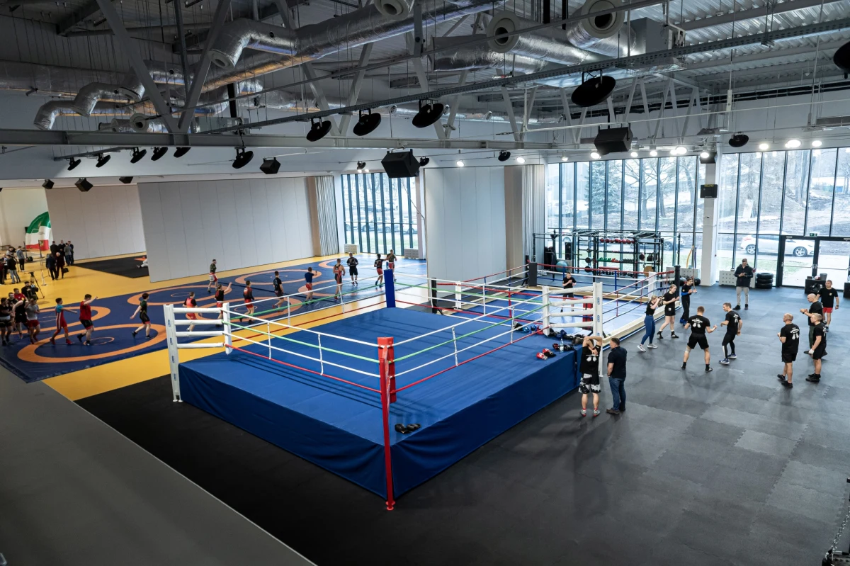 Przy ul. Racławickiej we Wrocławiu otwarto wielofunkcyjną halę sportową. Powstała na terenie, na którym wcześniej były stare baseny należące do Wojskowego Klubu Sportowego Śląsk Wrocław. Obiekt ma służyć m.in. przedstawicielom pięciu sekcji WKS-u Śląsk. Chodzi o judo, zapasy klasyczne, boks, podnoszenie ciężarów i taekwon-do. Będzie też dostępny dla wszystkich wrocławian.