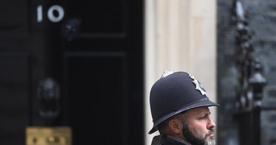 Pierwsi urzędnicy brytyjskiego rządu otrzymali od londyńskiej policji mandaty za złamanie restrykcji covidowych podczas nieformalnych spotkań towarzyskich, które odbywały się na Downing Street i w innych budynkach rządowych - podała w piątek stacja Sky News.