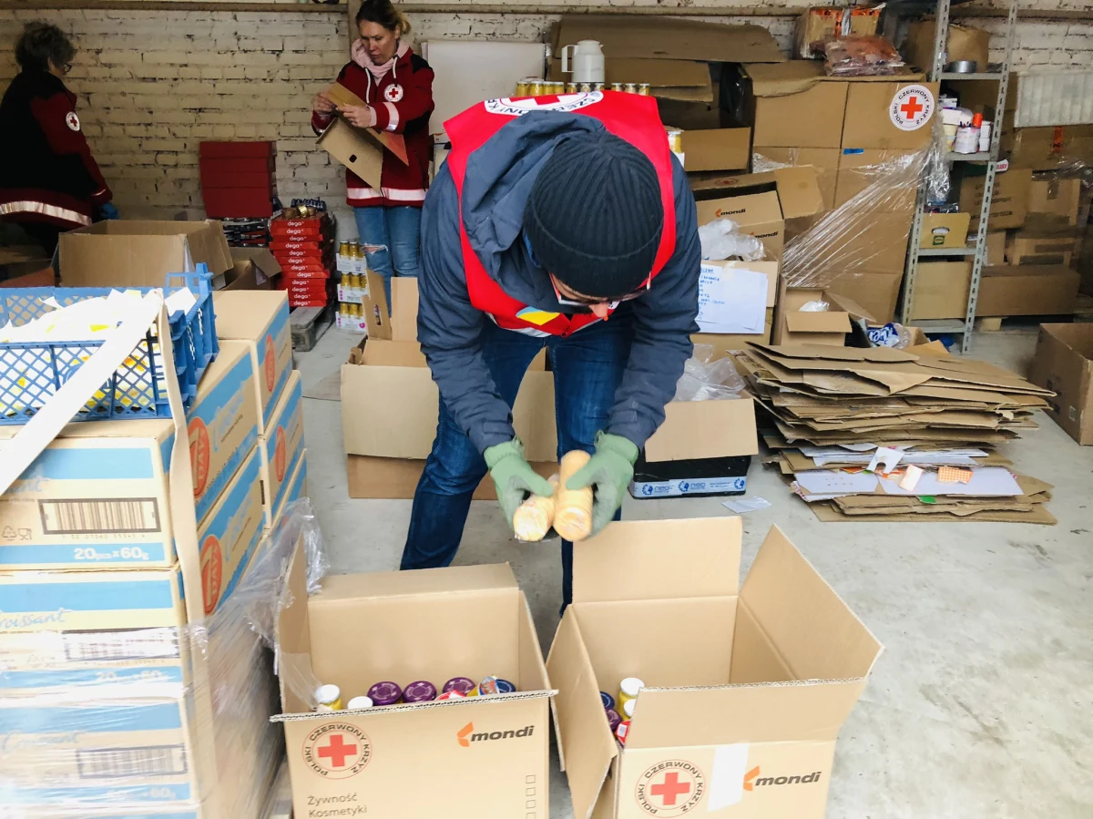 Około tysiąca Ukraińców odebrało paczki o łącznej wadze ponad 10 ton od łódzkiego Polskiego Czerwonego Krzyża – tak było w ubiegłym tygodniu. W tym tygodniu wsparcie dostało ponad 600 osób, ale strumień pomocy trzeba było ograniczyć i zmniejszyć dni wydawania paczek, bo magazyny zaczynają świecić pustkami.