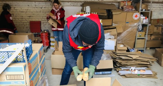 Około tysiąca Ukraińców odebrało paczki o łącznej wadze ponad 10 ton od łódzkiego Polskiego Czerwonego Krzyża – tak było w ubiegłym tygodniu. W tym tygodniu wsparcie dostało ponad 600 osób, ale strumień pomocy trzeba było ograniczyć i zmniejszyć dni wydawania paczek, bo magazyny zaczynają świecić pustkami.