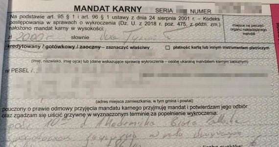 Mandat w wysokości 2 tysięcy złotych otrzymał 44-latek, który kierując osobowym volkswagenem spowodował kolizję drogową. Mężczyzna, wyprzedzając na skrzyżowaniu, zderzył się z autobusem.