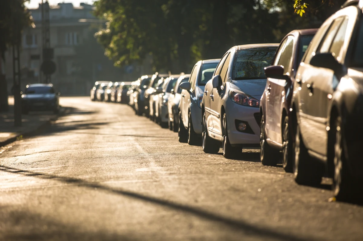Pada jeden z ostatnich bastionów produktów odpornych na inflację. Średnie ceny obowiązkowych dla kierowców ubezpieczeń OC spadają coraz wolniej. Niektóre towarzystwa zaczynają nawet te ceny podnosić. Tak wynika z najnowszej edycji Raportu Ubezpieczeniowego RMF FM i Rankomat.pl. W tej chwili podstawowa polisa kosztuje przeciętnie 537 złotych rocznie. To tylko o 7 złotych mniej niż przed miesiącem, ale aż o ponad 10 procent mniej niż przed rokiem.