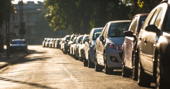 Pada jeden z ostatnich bastionów produktów odpornych na inflację. Średnie ceny obowiązkowych dla kierowców ubezpieczeń OC spadają coraz wolniej. Niektóre towarzystwa zaczynają nawet te ceny podnosić. Tak wynika z najnowszej edycji Raportu Ubezpieczeniowego RMF FM i Rankomat.pl. W tej chwili podstawowa polisa kosztuje przeciętnie 537 złotych rocznie. To tylko o 7 złotych mniej niż przed miesiącem, ale aż o ponad 10 procent mniej niż przed rokiem.