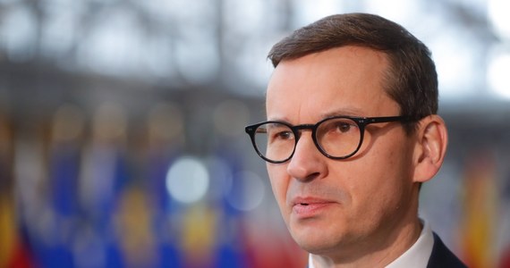 Zamknięcie handlu towarowego z Rosją, całkowite odcięcie wszystkich rosyjskich banków od systemu SWIFT oraz zawieszenie wydawania wiz dla Rosjan chcących wjechać do Unii Europejskiej są wśród postulowanych przez premiera Morawieckiego w liście do przewodniczącej Komisji Europejskiej sankcji na Rosję - informuje portal interia.pl.