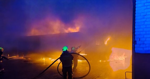 Wielki pożar budynków gospodarczych i dwóch samochodów ciężarowych w Woli Mąkolskiej w powiecie zgierskim w Łódzkiem. Wezwanie do strażaków wpłynęło się o godz. 20:15.