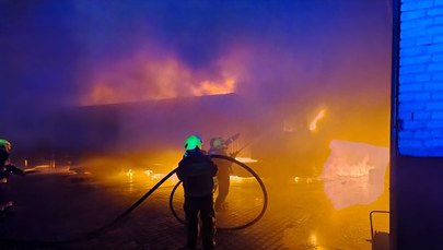 Powiat zgierski: 18 strażackich zastępów walczy z ogniem