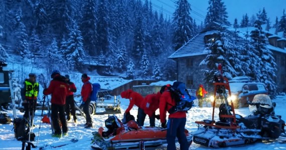 Ratownicy TOPR pospieszyli z pomocą narciarzowi skiturowemu, który nabawił się kontuzji nogi. Trzeba było opuścić go w specjalnych noszach. Wyprawa ratunkowa zakończyła się o 20. Toprowcy apelują o rozwagę. 