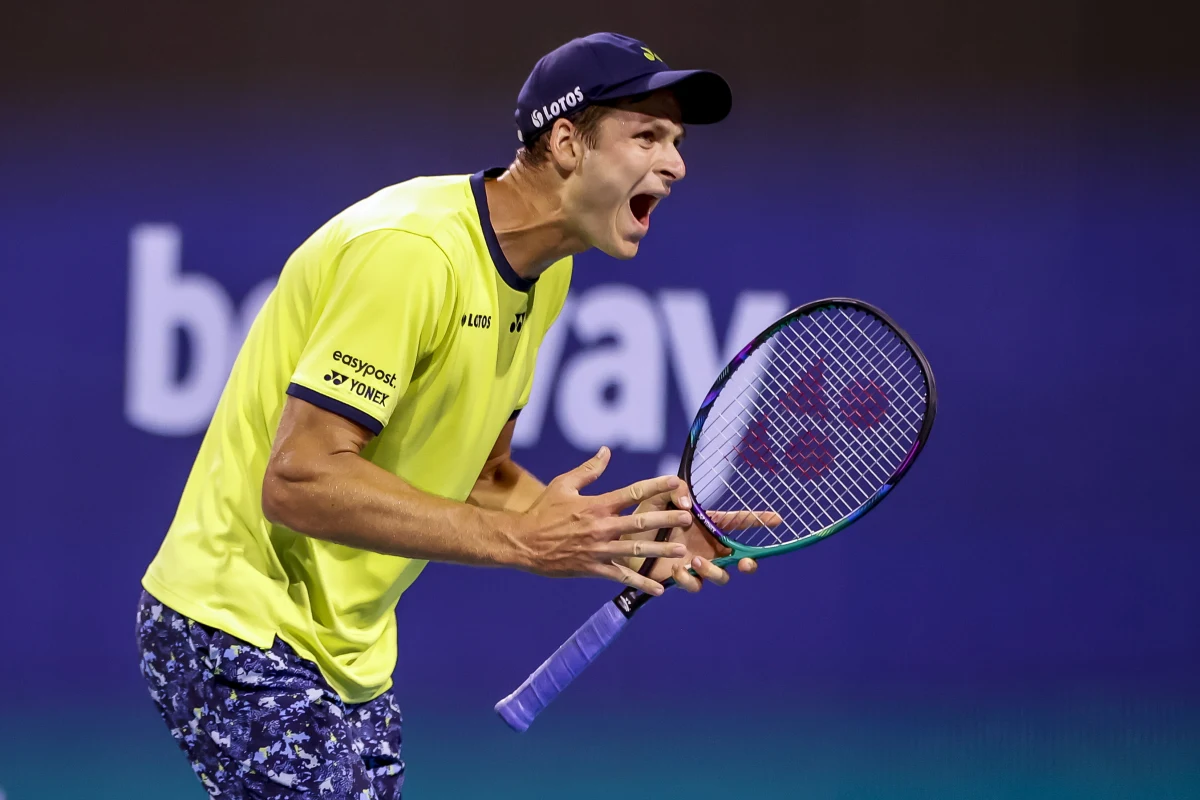 Hubert Hurkacz nie obroni tytułu w turnieju ATP Masters 1000 Miami. Rozstawiony z numerem ósmym polski tenisista przegrał w półfinale z Hiszpanem Carlosem Alcarazem (14.) 6:7 (5-7), 6:7 (2-7).