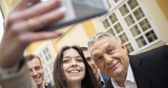 "Lewica jest pełna Ukraińców - jeśli wygrają, zaczną dostawy broni, Rosjanie odetną nam gaz, a gospodarka zostanie zrujnowana" - straszy Viktor Orban w mediach społecznościowych na finiszu kampanii wyborczej. Już jutro Węgrzy pójdą do urn, by wybrać 199-osobowy parlament. Rządzący Fidesz utrzymuje prowadzenie w sondażach. 