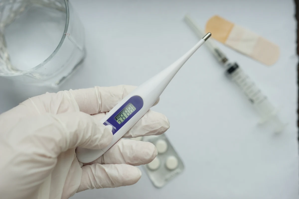 Ministerstwo Zdrowia informuje o 2 103 nowych przypadkach zakażenia koronawirusem. Ostatniej doby zmarło 96 chorych na Covid-19. 