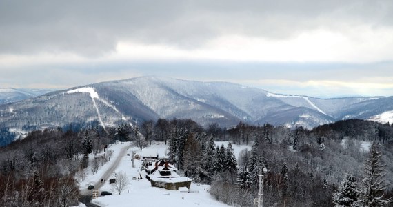 Trudne warunki są w sobotę na szlakach turystycznych w Beskidach. W górach panuje zimowa aura. Ostatniej doby przybyło ok. 10 cm śniegu. Największym utrudnieniem jest widoczność ograniczona miejscami do 50 m - podali beskidzcy goprowcy.