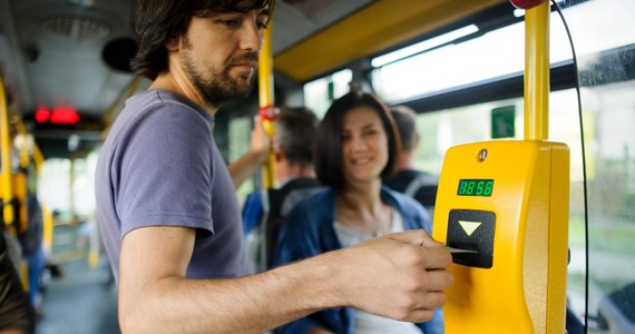 W pojazdach komunikacji publicznej w aglomeracji poznańskiej będzie można płacić za bilety kartą płatniczą. Zarząd Transportu Miejskiego w Poznaniu (ZTM) poinformował, że nowe urządzenia są już instalowane u pierwszych przewoźników.

