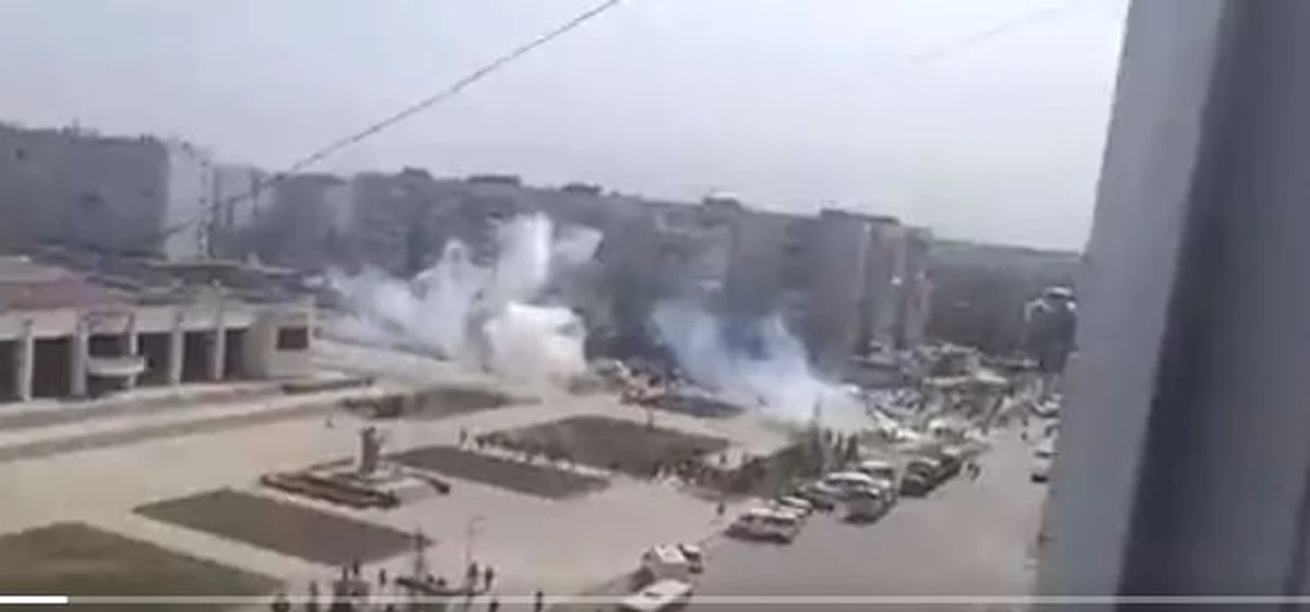 Cztery osoby zostały ranne po tym, jak rosyjscy żołnierze użyli broni i granatów hukowych do rozpędzenia proukraińskiej demonstracji w Enerhodarze na Zaporożu w Ukrainie. Miejscowe władze podkreślają, że lekarze w szpitalu udzielają pomocy poszkodowanym, mimo że  brakuje leków i materiałów opatrunkowych.