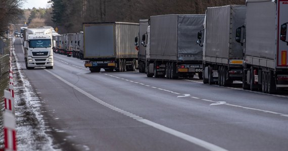 Około 1,3 tys. ciężarówek stoi w kolejce do towarowego przejścia granicznego z Białorusią w Koroszczynie. Czas oczekiwania na wyjazd z Polski wynosi ok. 43 godzin - poinformował rzecznik Izby Administracji Skarbowej w Lublinie Michał Deruś.
