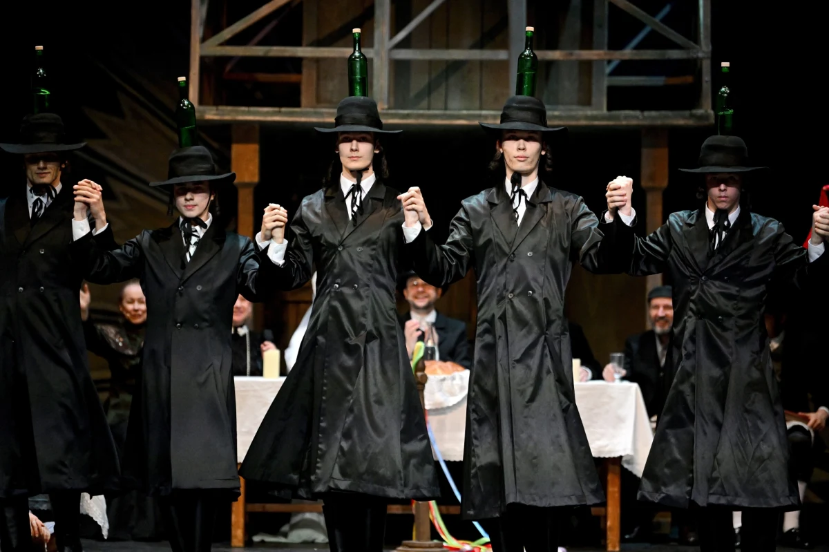 Musical "Skrzypek na dachu", w reżyserii i adaptacji Jana Szurmieja, to najnowszy spektakl Teatru im. Wandy Siemaszkowej w Rzeszowie. Premiera dwuaktowego przedstawienia odbędzie się w sobotni, a następnie w niedzielny wieczór.
