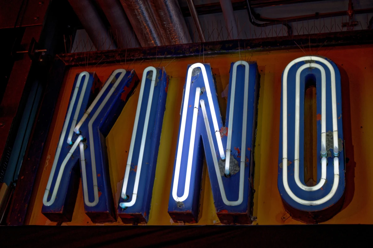 "KinoFunkcja a KinoRola. Modernistyczna architektura powojennych kin polskich" to najnowsza wystawa czasowa dostępna od soboty w Narodowym Centrum Kultury Filmowej w kompleksie EC1 Łodzi. Jak zapowiadają jej twórcy, będzie to podróż sentymentalna do czasów świetności kin.
