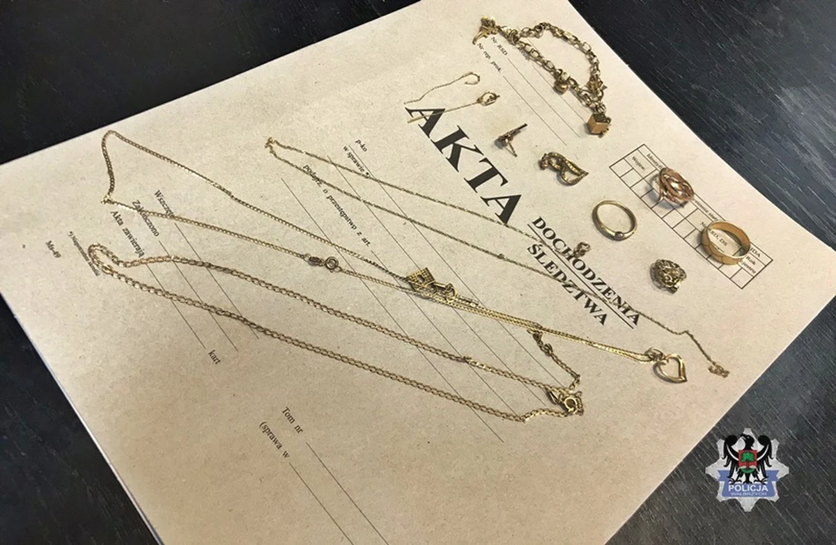 Z jednego z domów w Boguszowie-Gorcach na Dolnym Śląsku zniknęła złota biżuteria. Jej właścicielka zaalarmowała o kradzieży policję. Według funkcjonariuszy dokonała jej 78-letnia kobieta, która ma na swoim koncie więcej podobnych przestępstwa. Grozi jej do 5 lat więzienia.