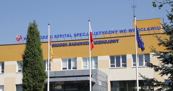 Problem z ratownikami medycznymi w Wojewódzkim Szpitalu Specjalistycznym przy ulicy Kamieńskiego we Wrocławiu. Aż 19 z nich - pracujacych na Szpitalnym Oddziale Ratunkowym - nie przedłużyło umów. Chodzi o pieniądze. 